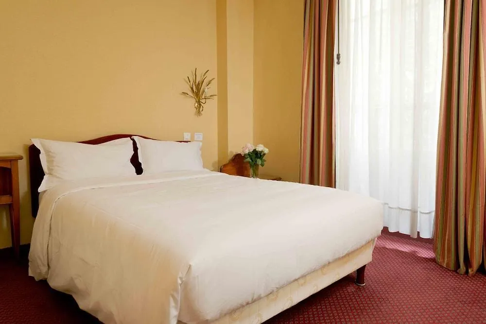 Hotell Courcelles Mederic 3*