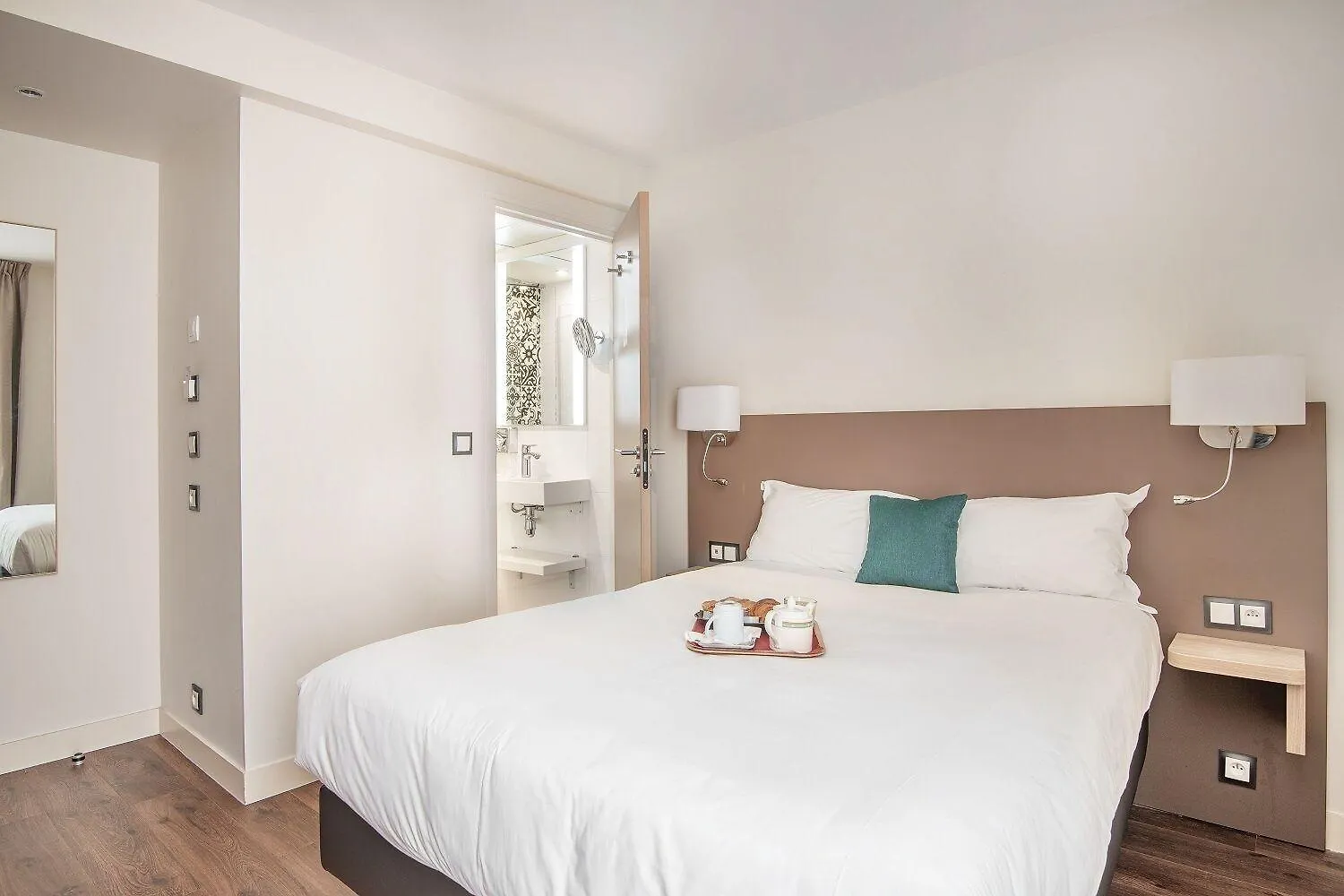 Courcelles Mederic Hotell