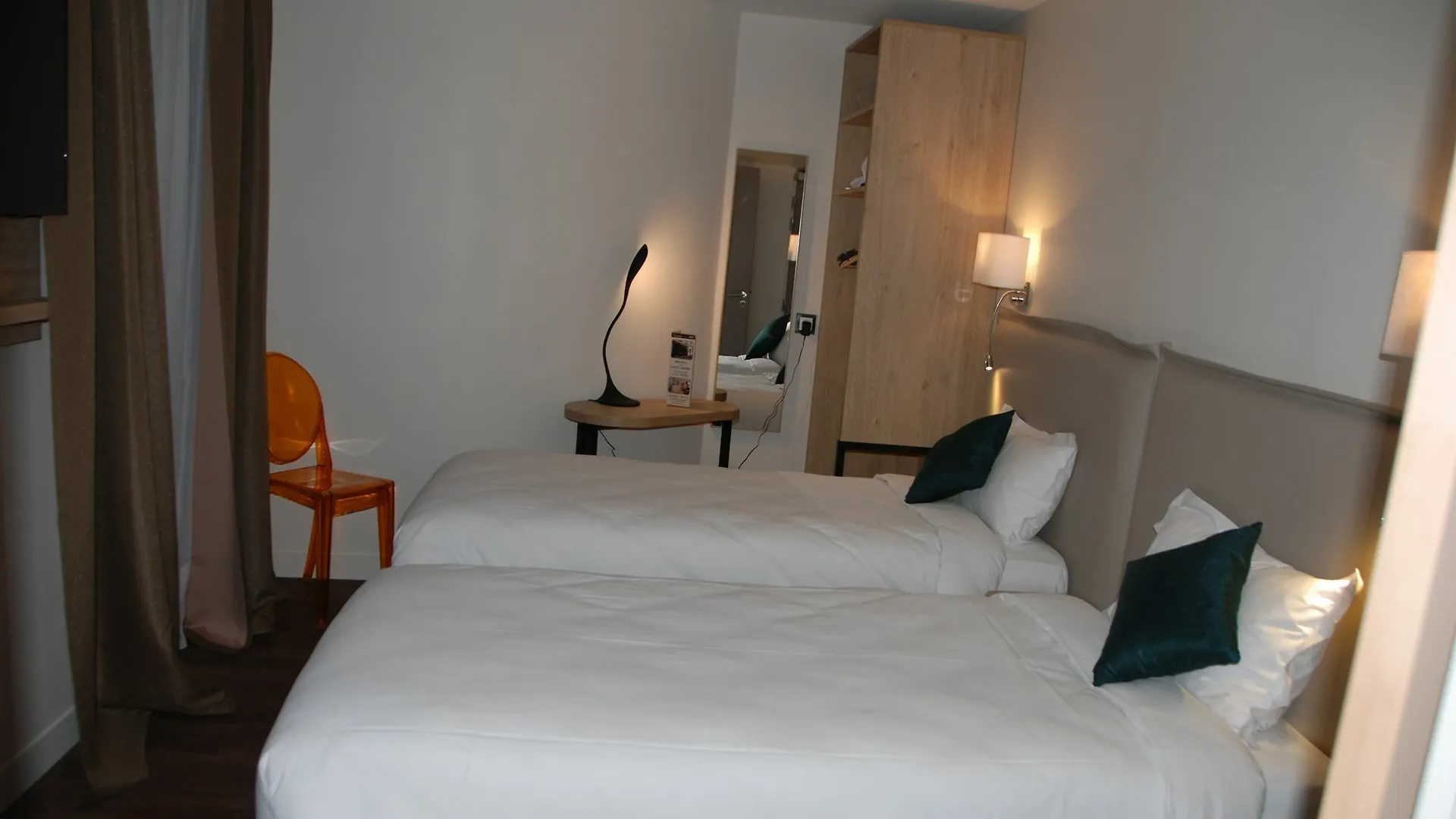Hotell Courcelles Mederic 3*